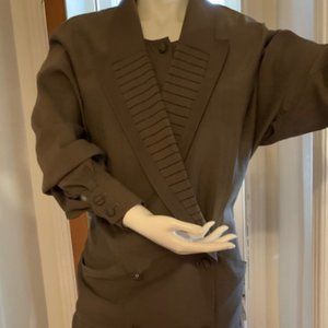 Robe élégante neuve pour aller travailler.